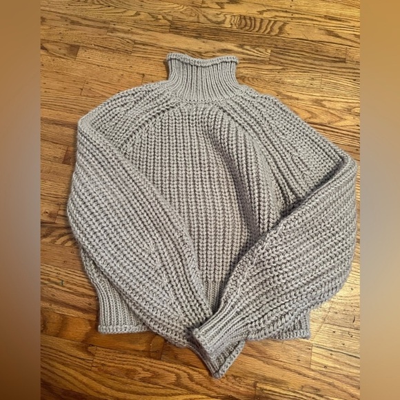 H&M Turtle Neck Sweater with Ribbed Knit- Size small - Picture 6 of 9